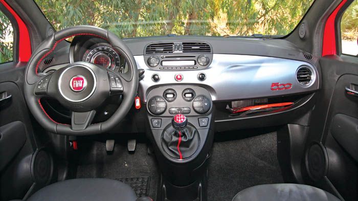 Στο εσωτερικό η ποιότητα και η χρηστικότητα είναι μέτρια, αλλά η αισθητική σε απογειώνει, ειδικά με το πακέτο Sport. 